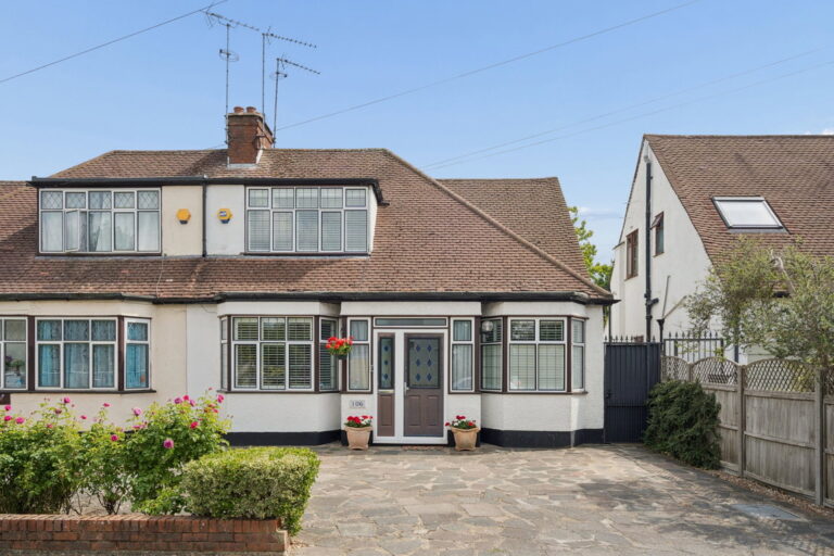 The Avenue, Pinner