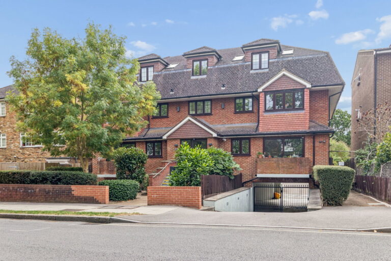 The Avenue, Hatch End HA5